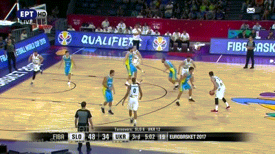 人行道上骑车容易打滑，老哥这么戴头盔，就是在糊弄自己啊（人行道骑车易打滑，这样戴头盔等于自欺欺人）