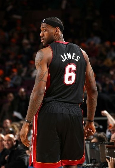 TA：在麦克拉伦执教牙买加时，他曾自掏腰包为工作人员买机票（TA：麦克拉伦执教牙买加期间曾自费为工作人员购机票）