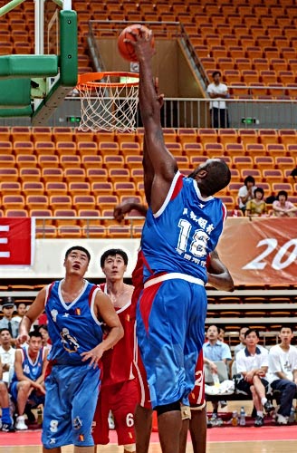 半场战报：海登海姆0-1弗赖堡，曼赞比建功（半场快讯：弗赖堡1-0领先海登海姆，曼赞比破门）