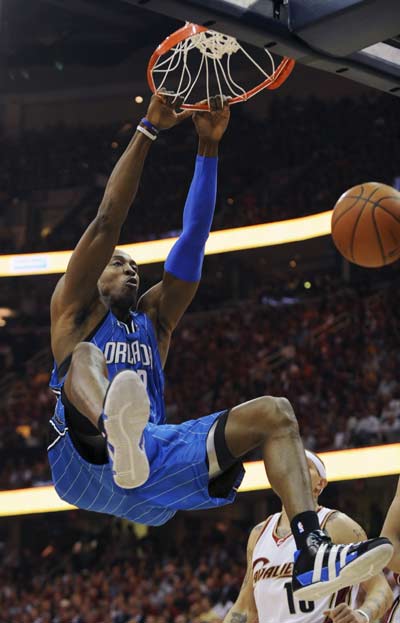 1次退赛引热议！郑钦文敢拒聚光灯，是遗憾还是冠军格局？（一次退赛成焦点：郑钦文选择不追光，是遗憾还是王者心态？）