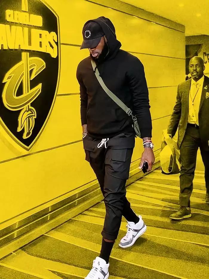 湖人浓眉哥篮下统治球队获胜（浓眉制霸内线，助湖人取胜）